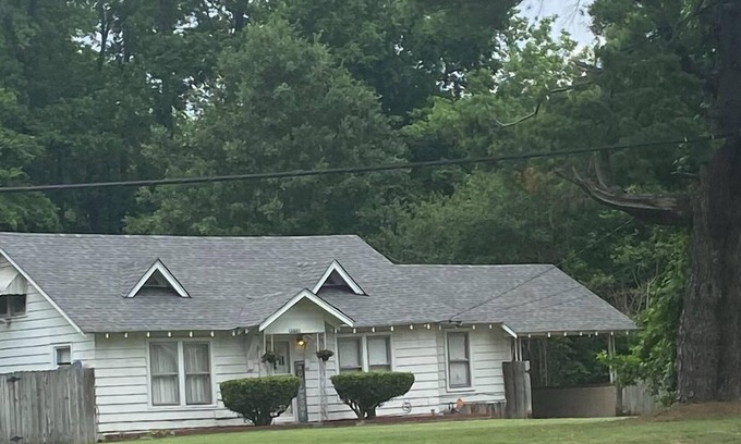 Whitehaven House | Cozy Home with Large Backyard near Graceland and Downtown