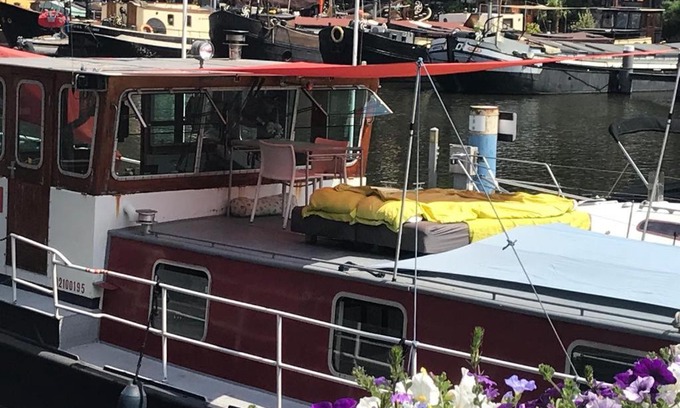 Haarlemmerbuurt Ski Chalet | Pet-Friendly Houseboat with Pool & Child-Friendly Amenities