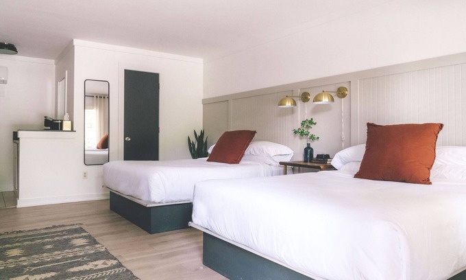 Cashiers Hotel | Family-Friendly Double Queen Room in Cashiers Center