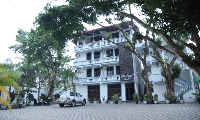Matara Hotel | Spacious hotel in welcoming Matara with WiFi, AC