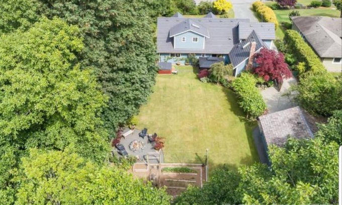 Campbell River House | Oceanfront Retreat Steps from the Beach with Hot Tub
