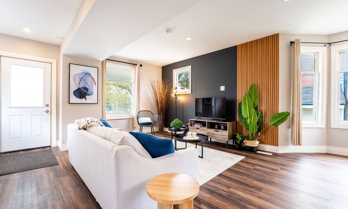 Stratford House | Spacious House Close to Festival Sleeps 6 and Comes With Free Parking