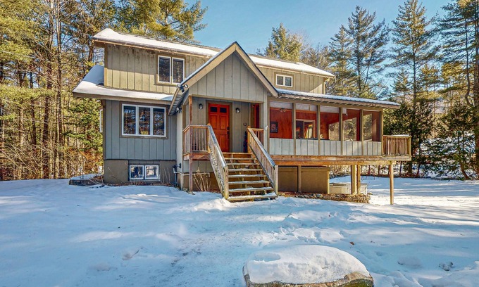 Londonderry House | Spacious house, dog-friendly, hot tub, fire pit, bbq, balcony, yard, w/d, wifi