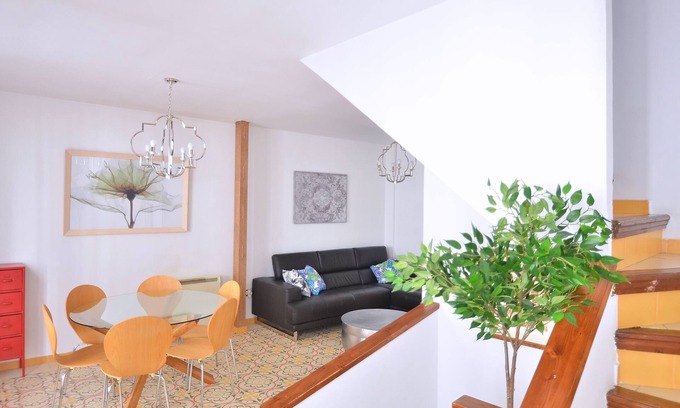 Beiro House | Ideal Retreat for 6 in Granada Centre with Private Garage