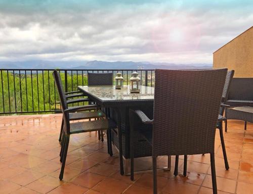 Cretas House | Spacious 4-Bedroom House with Terrace & WiFi in Cretas