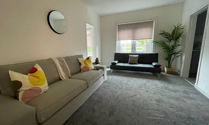 Glasgow House | Family-Friendly House in Glasgow with Kitchen & Pet Access