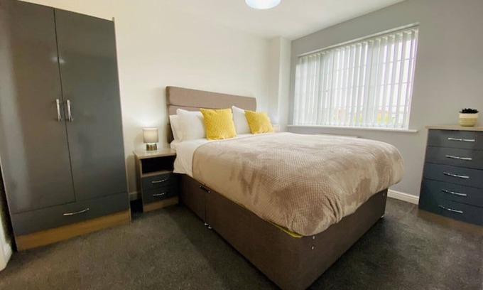Grimsby House | Family-Friendly Grimsby House with Convenient Parking