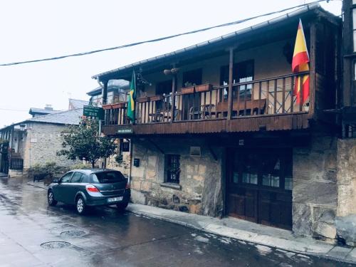 Molinaseca House | Cozy House in Molinaseca with Mountain Views & Family Amenities