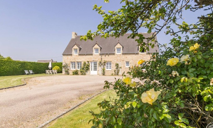 Reville Cottage | Spacious House in Réville with Private Garden, Near Beach