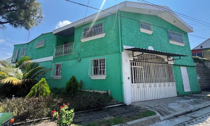 San Salvador House | Spacious house in San Salvador with wifi/A/C spacious in gated community