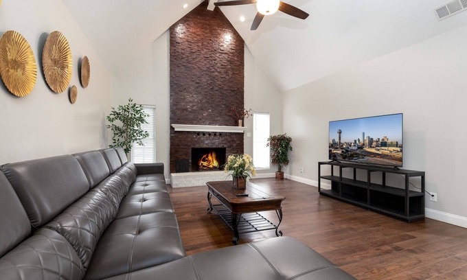 Grand Prairie House | Ideal Home Near AT&T Stadium with Pet-Friendly Perks