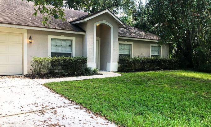 DeLand House | Pet-Friendly Retreat with Hot Tub near Downtown Deland