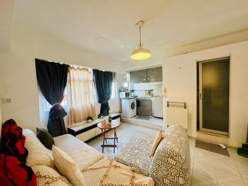 Sheung Wan Apartment | Spacious House Near Soho & PmQ