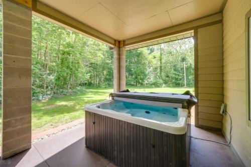 Harbert House | Ideal Getaway: Family-Friendly House Near the Beach!