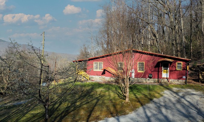 Gerton House | Perfectly Located House near Asheville – Pet Friendly & Scenic Views