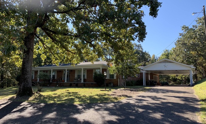 Royal Oaks House | Spacious Retreat for 10 Near Square with Family Amenities