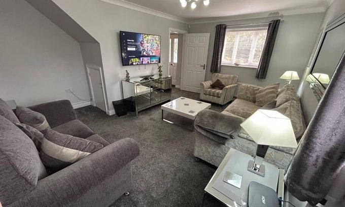 Crewe House | Inviting House for Family Getaways - Accommodates 6 Guests