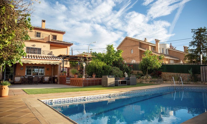 La Zubia House | Spacious house with pool