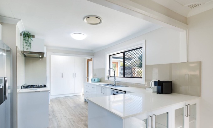 Wyongah House | Spacious House with Pool - 5 min walk to Lake