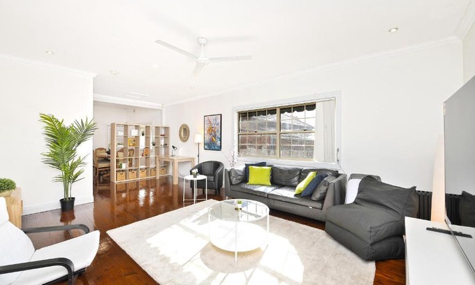 Hurstville House | Comfortable Queen Beds & Home Cinema for Family Getaways