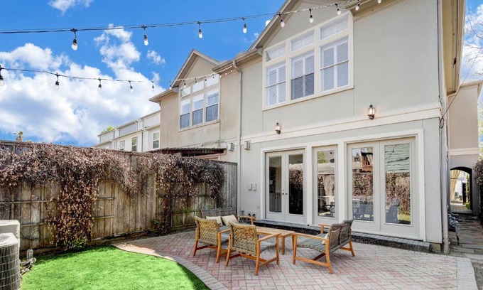 South Central Houston House | Inviting Townhome near TMC/NRG Stadium, Pets Welcome!