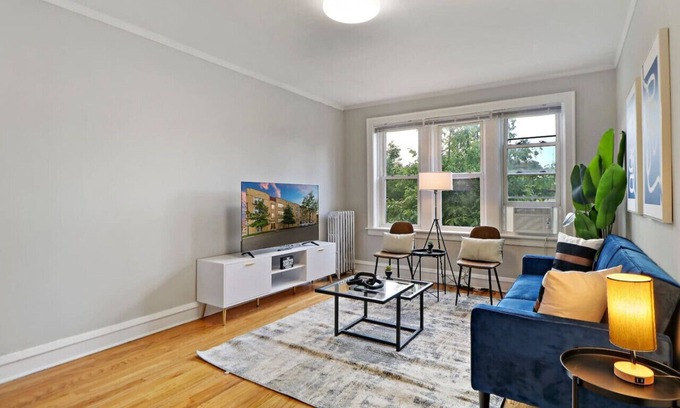 Irving Park Apartment | Inviting 1-Bedroom Apartment with Kitchen & Breakfast
