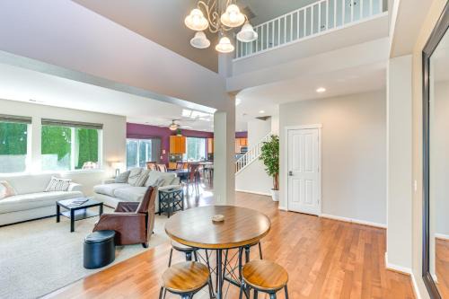 Kent House | Inviting Kent Home Near SeaTac Airport with Outdoor Patio