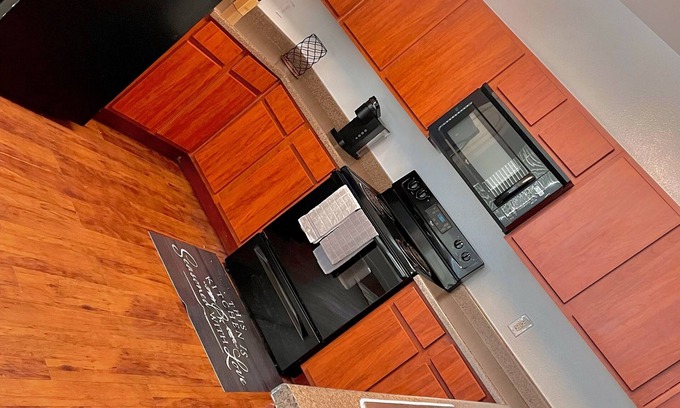 Clodine Apartment | Comfortable King Bed Apartment Near Hobby Airport