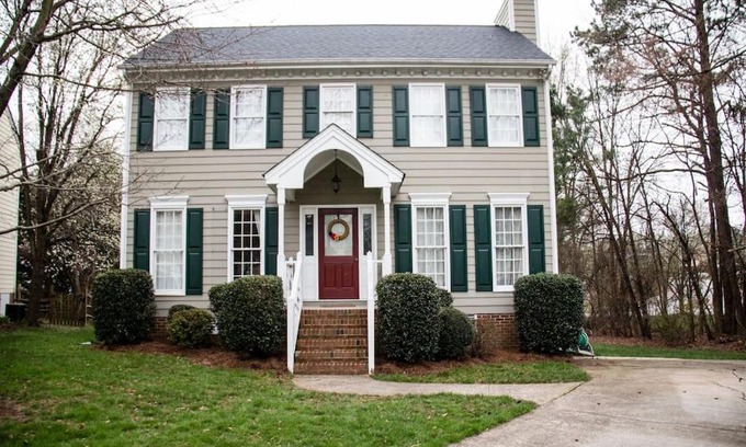 Durham House | Ideal King Suite Near Duke/UNC with Family-Friendly Pool