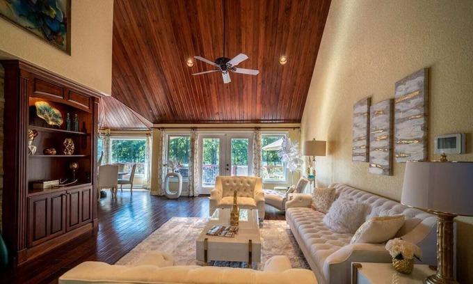 Mid America House | Celebrity-Worthy Lake Getaway with Spa & Hot Tub in Hot Springs