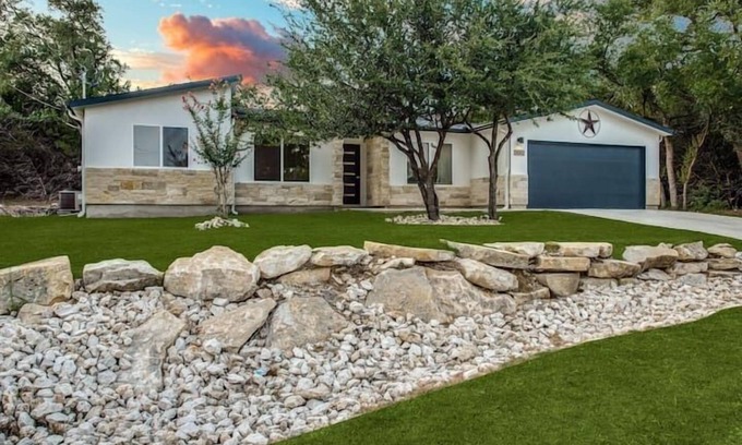 Lago Vista House | Relaxing Lake Travis Getaway with Boat Parking & Breakfast