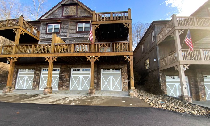 Andersonville House | Charming Lake View Townhouse with Pool and Spa Amenities