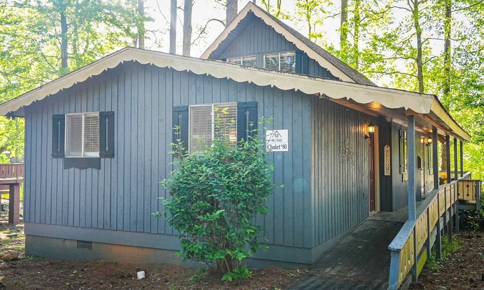 Pine Mountain Ski Chalet | Relaxing Lake View Chalet for Unforgettable Family Getaways