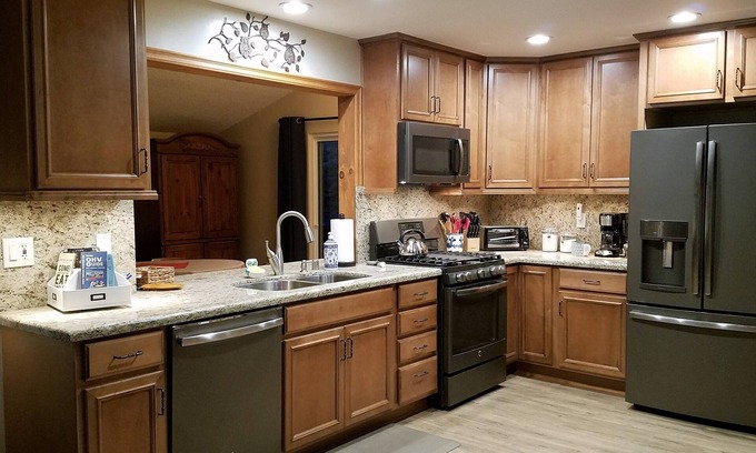 Crestline House | Ideal Lake View Mountain Escape with Spa & Breakfast