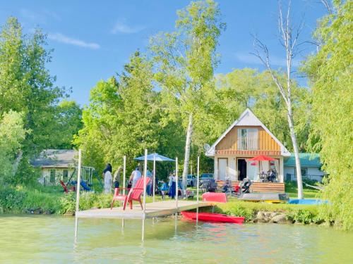 Colborne Villa | Spacious Lakefront Cottage Just 12 Mins to Hwy401