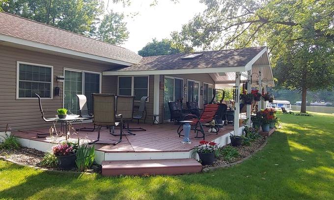 Langworthy House | Lakefront Retreat with Spa & Hot Tub - Perfect Getaway