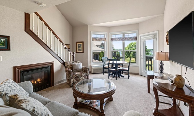 Birchwood Condo | Elegant Lakeside Condo at Tagalong Golf Resort with Pool