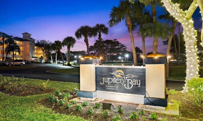 Jupiter Bay Condo | Relaxing Lakeside Duplex at Jupiter Bay Resort Near Beach