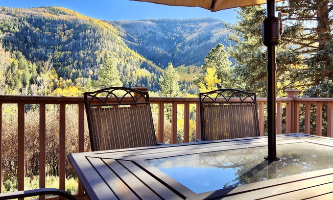 Dolores House | Scenic Lodge with Breathtaking Views and Family-Friendly Amenities