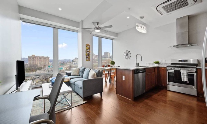 Downtown Pittsburgh House | Downtown Loft with Gym & Free Parking - Rated 10/10!