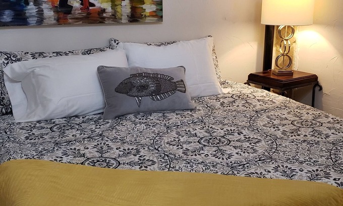 Western Division House | Central Loft with King Bed - Perfect for Family Getaways