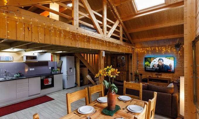 Longstanton Cabin | Inviting Log Cabin with Pool and Spa near Cambridge
