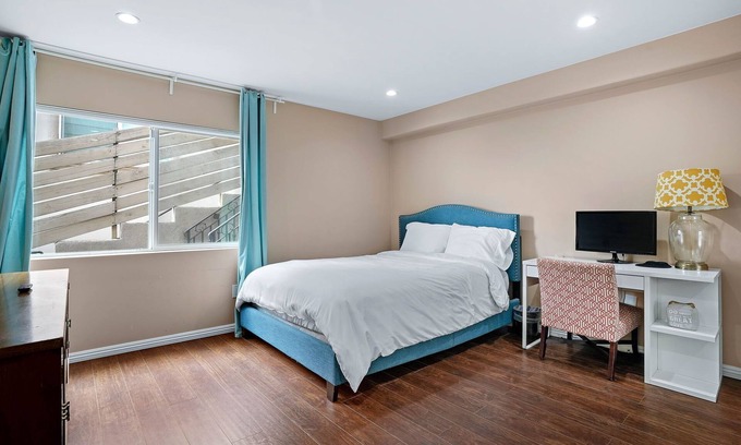 Los Angeles House | Prime Los Angeles Home with Ocean View - Near Downtown