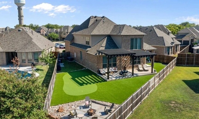 Roanoke House | Spacious Luxe Stay | 5BR/5BA | Turf Yard + Putting Green | Sleeps 12+