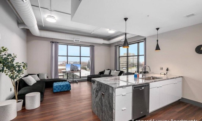 Nelson Apartment | Elegant Apartment with Waterfront Views - The Leonard Building
