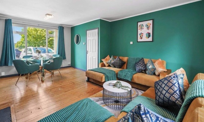 Bristol House | Spacious Luxury Garden House Free Parking