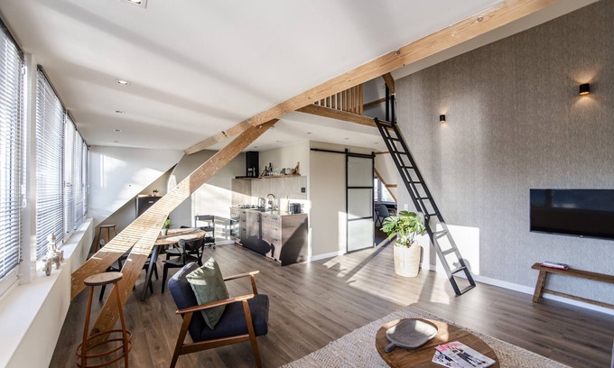 Zandvoort Apartment | Elegant Loft Retreat with Kitchen and Breakfast Included