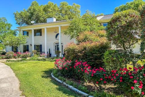 Madisonville House | Inviting Madisonville Estate with Scenic Grill and Pond Views