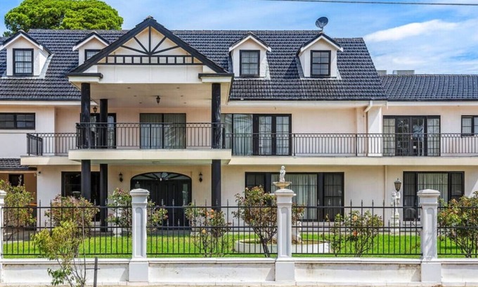 Lockleys House | Relaxing 5BR Retreat with Beach & City Access Awaits You