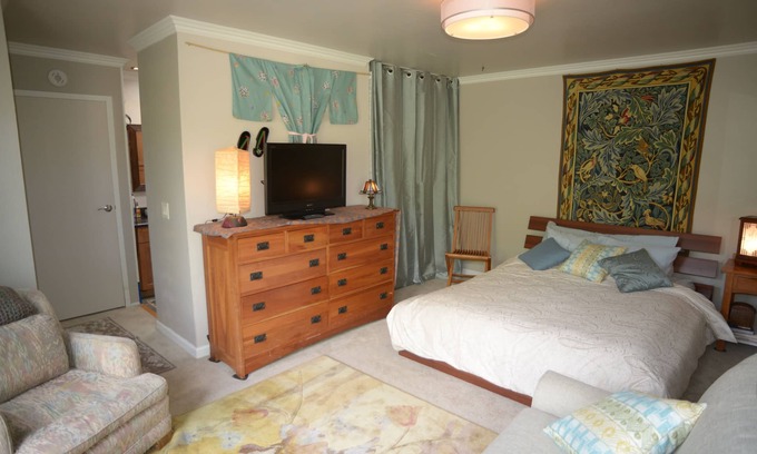 Park Pacifica House | Oceanfront Master Suite with Private Bath and Deck Access